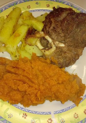 Una foto de Osobuco al horno con puré de batata zanahoria y papas al horno!!