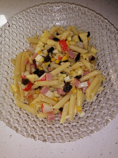 Una foto de Ensalada de pasta con pasas, manzana y curry