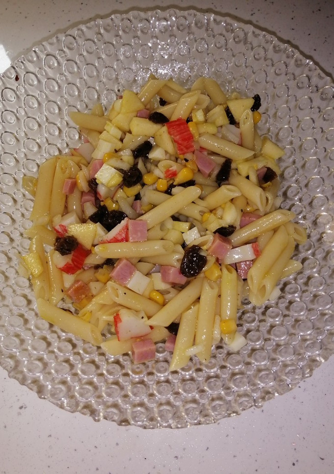 Una foto de Ensalada de pasta con pasas, manzana y curry