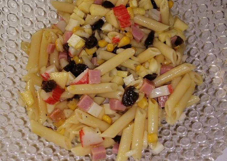 Ensalada de pasta con pasas, manzana y curry