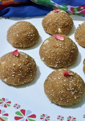 चूरमा लड्डू (Churma laddu recipe in Hindi) रेसिपी मुख्य फोटो
