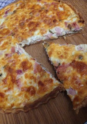 Una foto de Tarta de Jamón, muzzarella, cebolla, crema y huevo (masa casera)