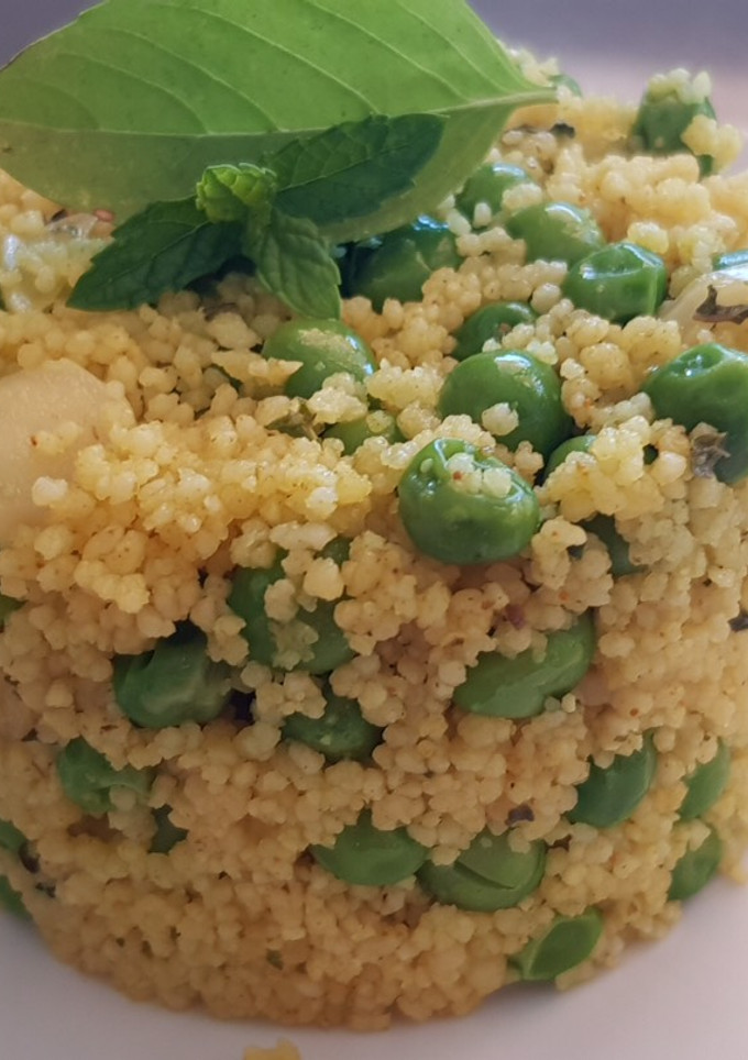 Una foto de Ensalada de cuscús y guisantes