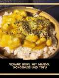 Vegane Bowl mit Mango, Kokosnuss und Tofu