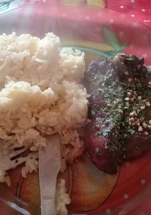 Una foto de Churrasquito de corazón con arroz