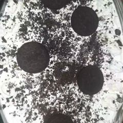 A picture of 4 ingredients Oreo dessert.