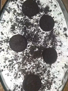 A picture of 4 ingredients Oreo dessert.