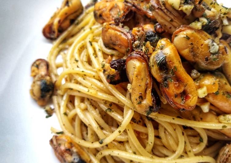 Spaghetti With Mussels In A Garlic, Butter &amp; Chilli Sauce