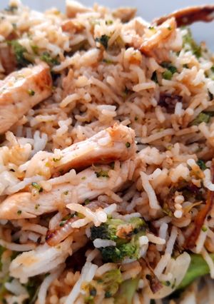 Una foto de Arroz con brócoli y pollo