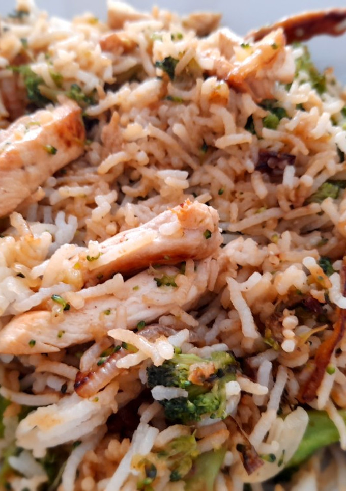 Una foto de Arroz con brócoli y pollo