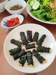 Hình của món Đậu khuôn cuộn lá lốt.