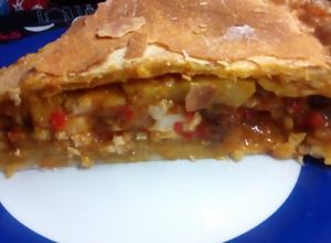 Una foto de Torta de pollo, con manzanas, pasas de uva al oporto y Curry 🐤🍇