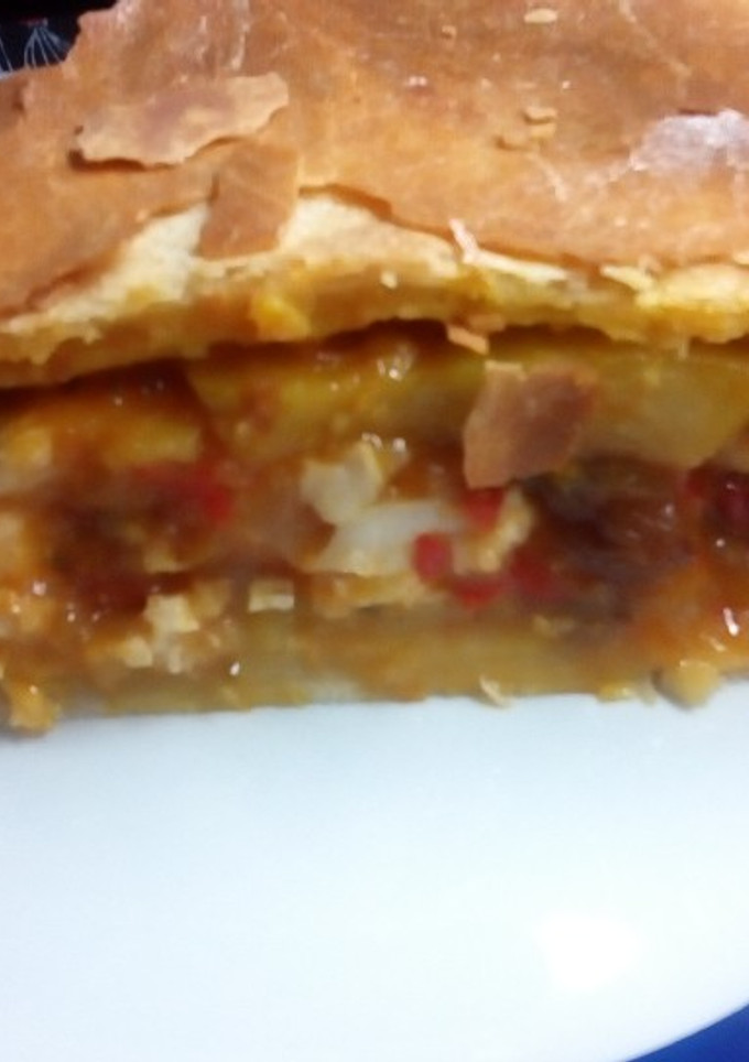 Una foto de Torta de pollo, con manzanas, pasas de uva al oporto y Curry 🐤🍇