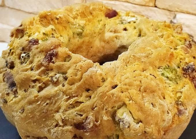Passaggi a Preparare Qualsiasi notte della settimana Ciambellone salato con pancetta affumicata e cavolo romano