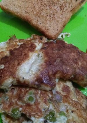 A picture of Brown bread with Egg omelette.