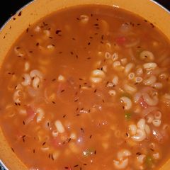 A picture of Soupy macaroni with garlic.