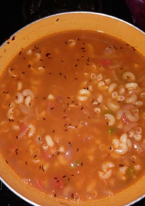 A picture of Soupy macaroni with garlic.