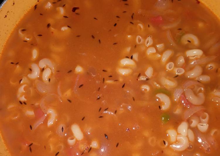 Soupy macaroni with garlic