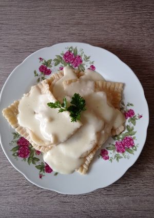 Húsos ravioli sajtmártással recept fotója