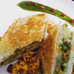A picture of Chana Jor Sandwich.