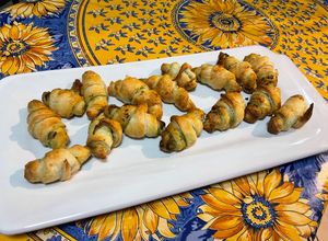 Une photo de Minis croissants feuilletés au pesto de céleri et parmesan