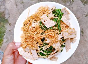 Hình của món Mì tôm xào rau muống giò lụa.