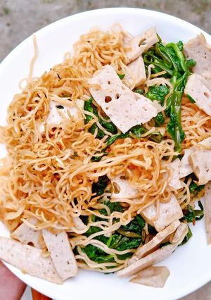 Hình của món Mì tôm xào rau muống giò lụa.