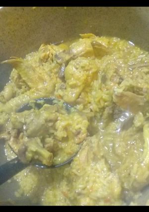 Una foto de Arroz amarillo con pollo