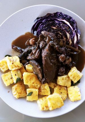 Zdjęcie przepisu Kurczak Coq au vin z grillowaną czerwoną kapustą oraz kluskami ziemniaczanymi.