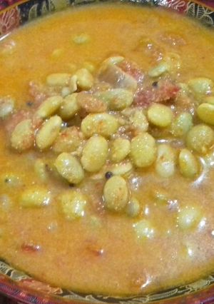 A picture of Awarekalu gojju/ butter beans gravy.