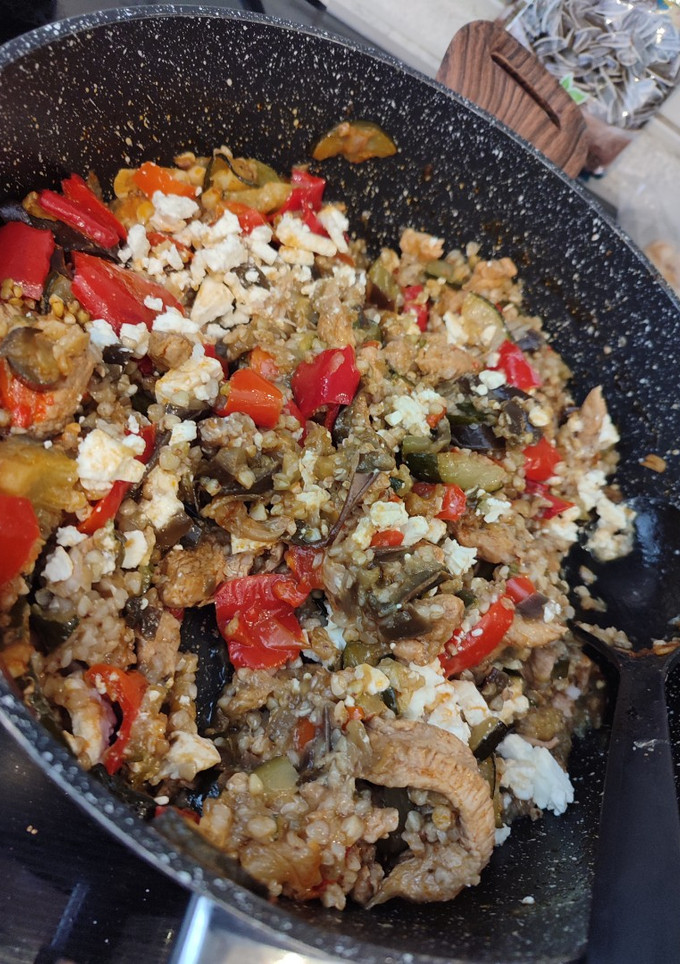 Una foto de Pollo con Bulgur y verduras