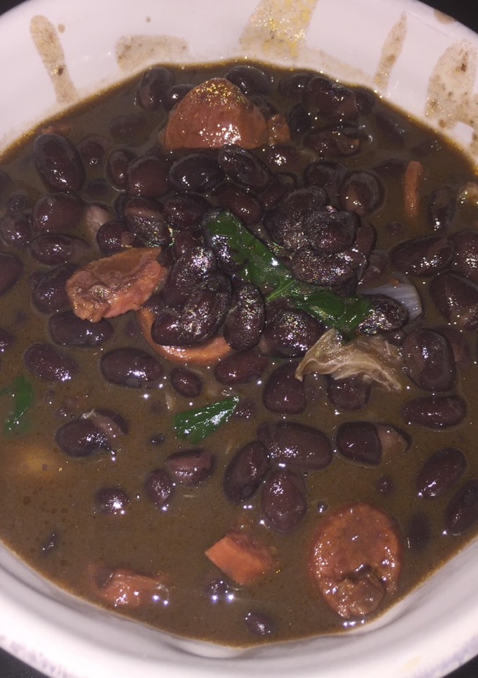 Una foto de Frijoles negros con Chorizo Español