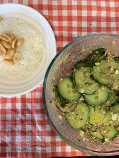 Una foto de Ensalada de pepino y salmón estilo sushi