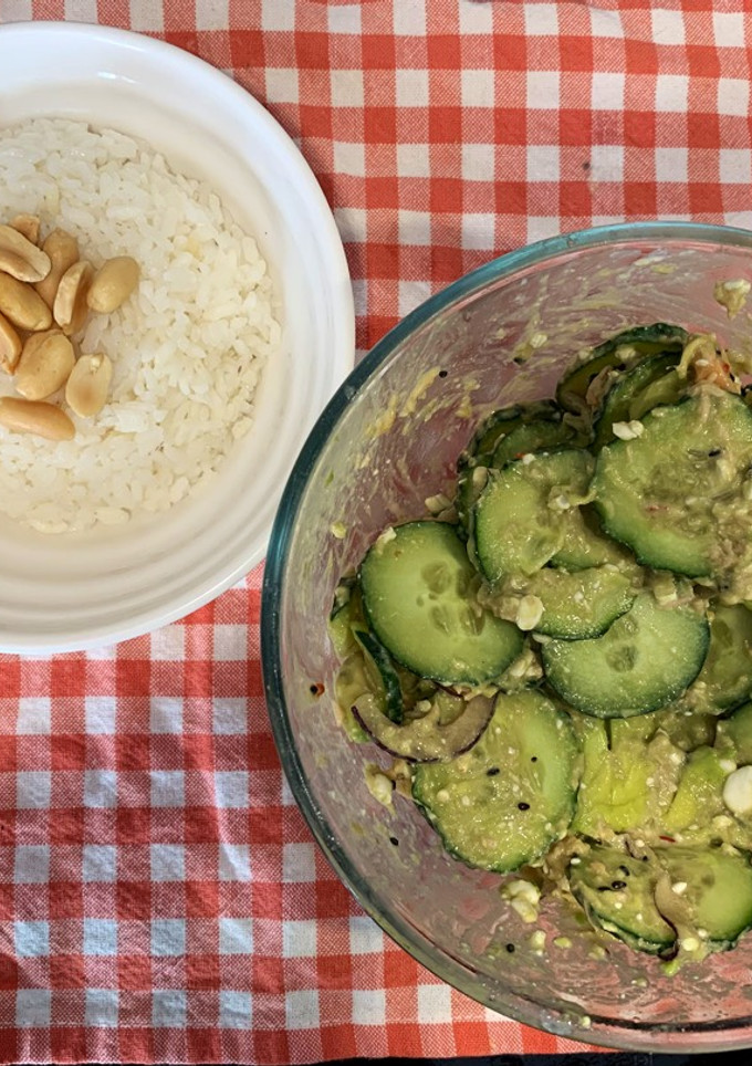 Una foto de Ensalada de pepino y salmón estilo sushi