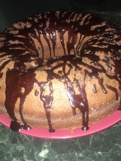 Una foto de Budín Savarin de Chocolate con nueces y cobertura de chocolate 🍫