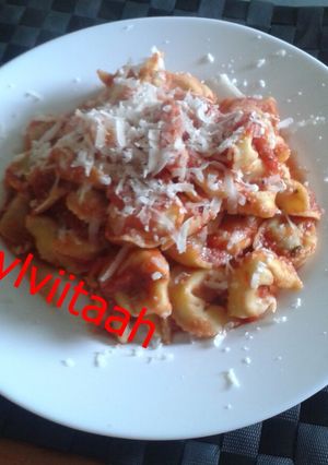 Una foto de Tortellini de jamón estilo italiano