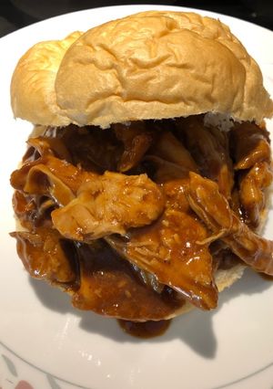 A picture of Crockpot BBQ 🍗 Chicken 🐔 Sandwiches 🥪.