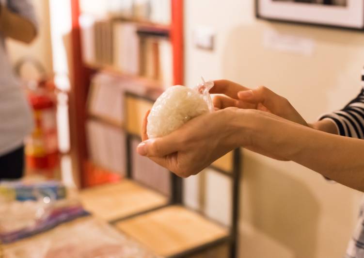 Onighiri di Tonno e Mayo che più' venduti alla convincente store in Giappone