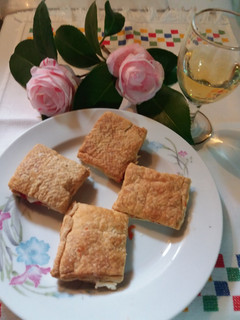 Una foto de Aperitivos de hojaldre, mascarpone y mermelada de pimientos