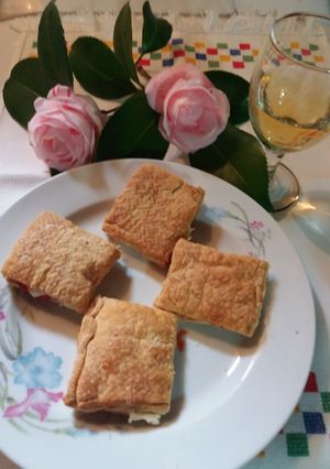 Una foto de Aperitivos de hojaldre, mascarpone y mermelada de pimientos