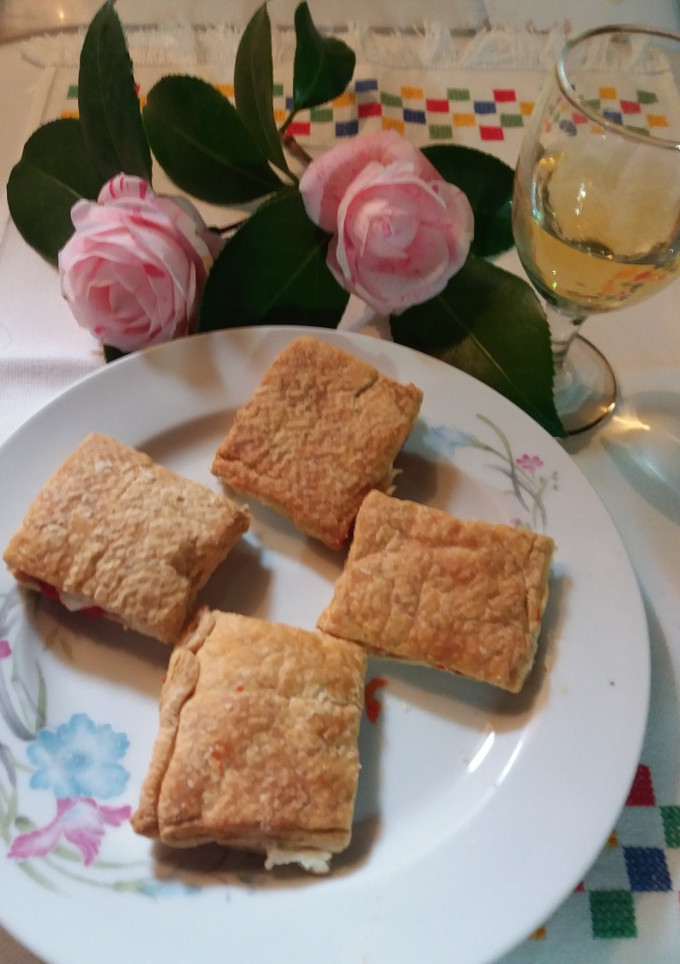 Una foto de Aperitivos de hojaldre, mascarpone y mermelada de pimientos