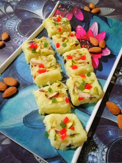 टूटी फ्रूटी मावा बर्फी (tutti frutti mawa barfi recipe in Hindi) रेसिपी मुख्य फोटो