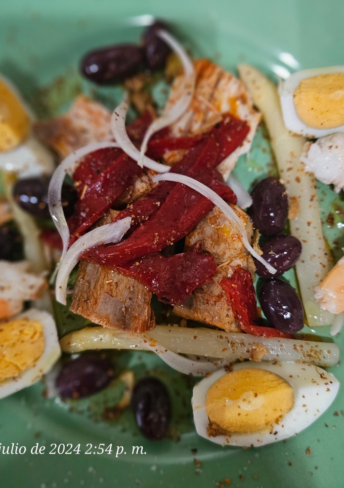 Una foto de Yemas de espárragos con bonito en escabeche y pimiento de piquillo