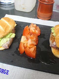 Una foto de Panes de leche con longaniza