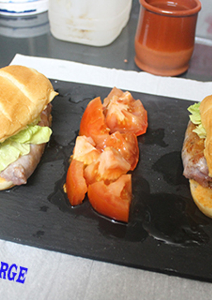 Una foto de Panes de leche con longaniza