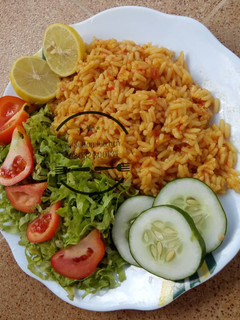 Dafadukan shinkafa da salad ainihin hoton girkin