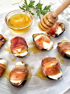 Una foto de Brevas con mascarpone y jamón curado