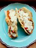 Tacos cu pui, fasole și sos de brânză