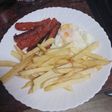 Papas fritas con huevo frito y chorizo