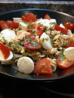 Una foto de Konjac de albahaca con pesto